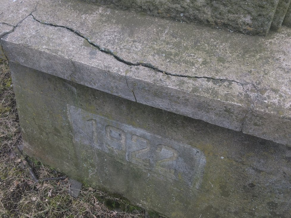 Pomník byl vztyčen až v roce 1922. Tehdy se také do Československa pozvolna dostávali poslední legionáři z Ruska.