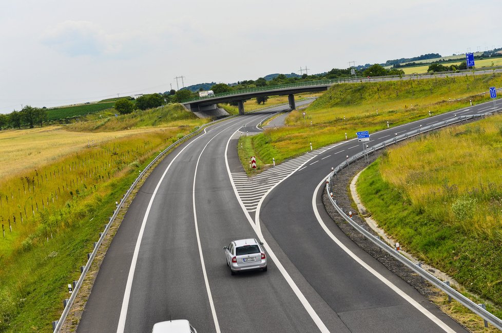 Sjezd je tu jen pro protijedoucí vozidla. Pro navigaci to není překážka a radí přejet do protisměru a sjet.