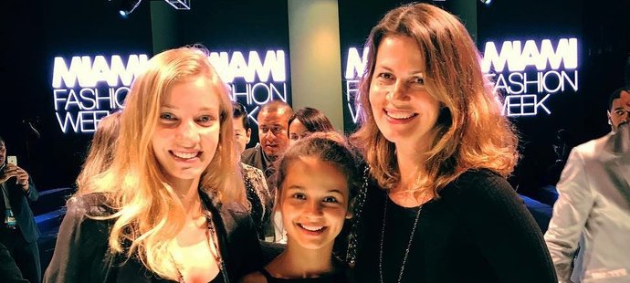 Partnerka Martiny Navrátilové se s jejich dcerami ukázala na módní přehlídce v Miami. Julii Lemigové to slušelo!