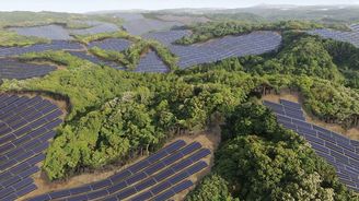 Místo odpalů solární panely. Japonci předělávají zkrachovalá golfová hřiště