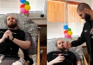 Umírajícího Tomáše navštívil bojovník Jiří Procházka. Nemocnému přinesl růženec, se kterým v nedávném zápase zvítězil.