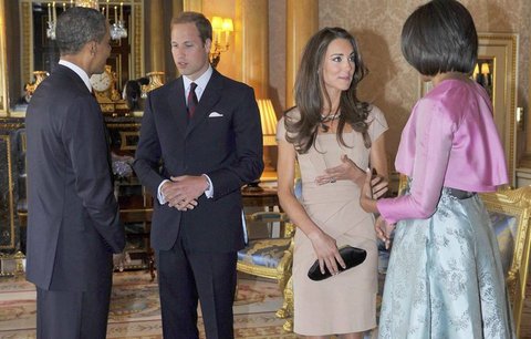 Kate s Williamem přivítali Obamovy, splnili státnickou povinnost