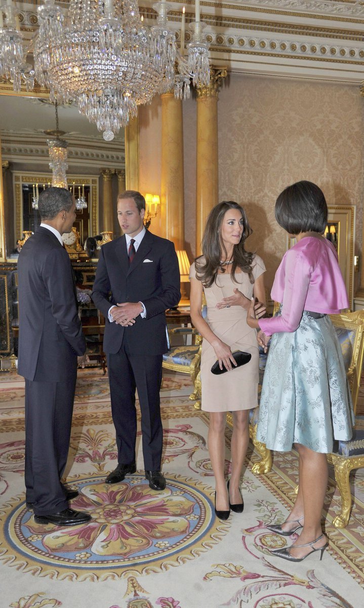 Manželé Obamovi přijeli loni v květnu na prezidentskou návštěvu, přivítali je novomanželé Kate a William