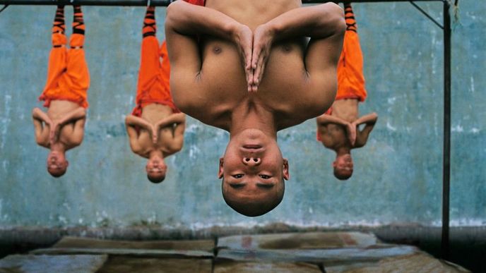 Návštěvník může díky snímkům Steva McCurryho nahlédnout i do života mnichů v klášteře Šaolin