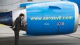 Návštěvník si prohlíží letoun ukrajinských aerolink Aerosvit