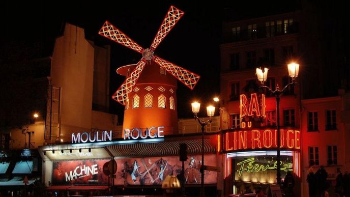 Návštěvu slavného kabaretu Moulin Rouge si nechte až na večer. (Foto: Miloslav Hamřík)