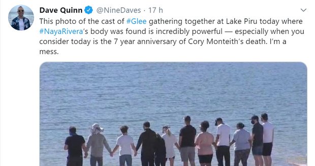 Herci z Glee vzdali herečce čest na břehu jezera.