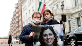 Manžel a dcera britsko-íránské občanky Nazanin Zaghariové-Ratcliffeové před íránskou ambasádou v Londýně (8. 3. 2021)