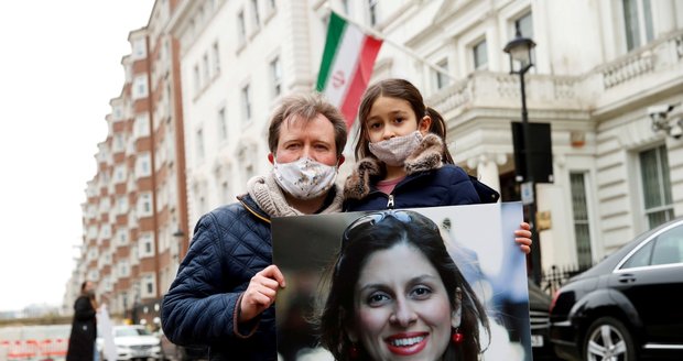 Írán chce po Británii za propuštění ženy 12 miliard. Ministr: „Je součástí hry na kočku a myš“