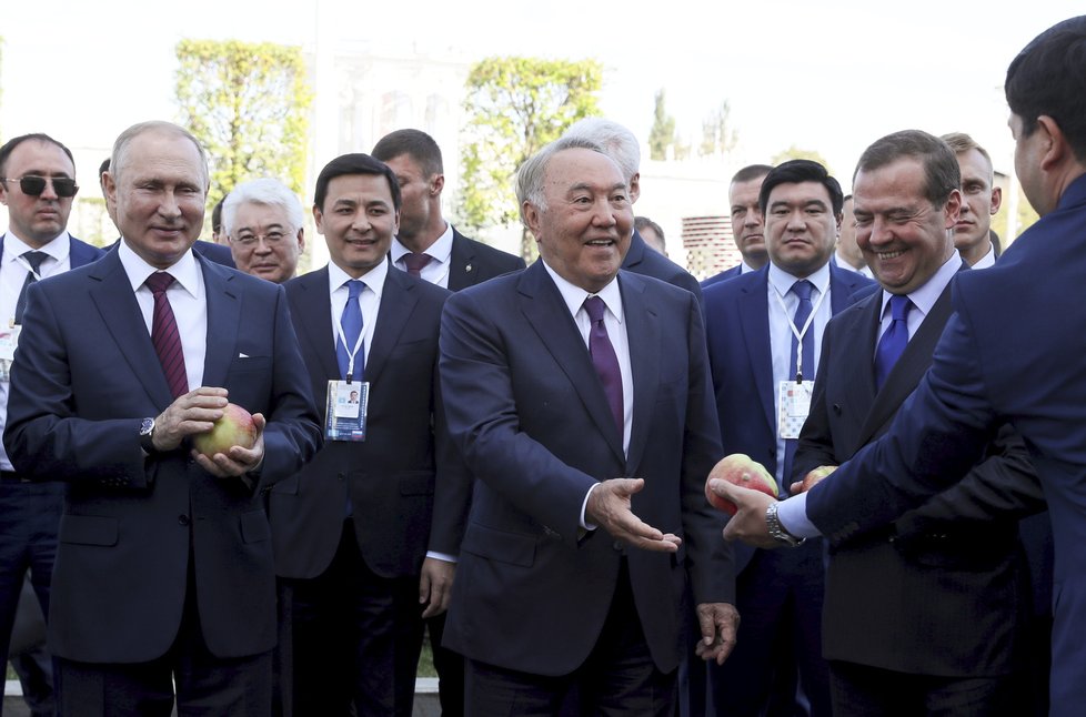 Bývalý dlouholetý prezident Kazachstánu Nursultan Nazarbajev (79). na snímku sr ruským prezidentem Vladimirem Putinem.