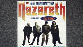 Plakát koncertu skupiny Nazareth zve diváky na parkoviště u benzinové pumpy nedaleko Čkyně.