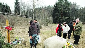 Pozůstalí uctívají u Nažidel památku zesnulých