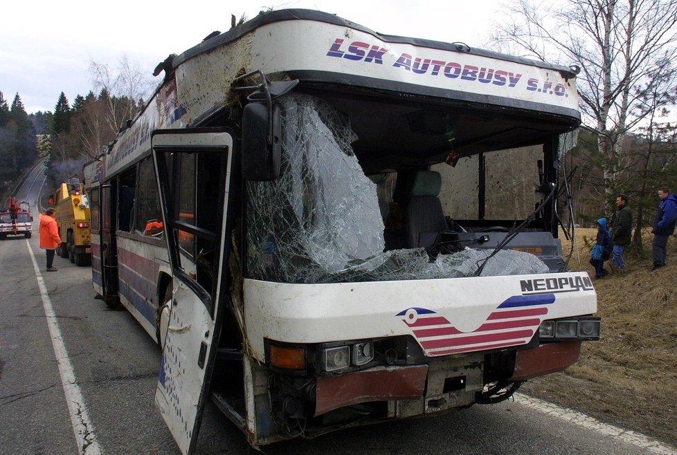 18 let od tragické nehody autobus u Nažidel: Při tragédii zemřelo 20 lidí.