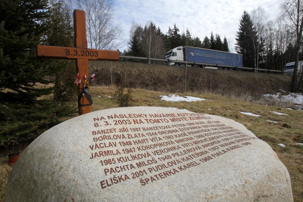 18 let od tragické nehody autobus u Nažidel: Při tragédii zemřelo 20 lidí.