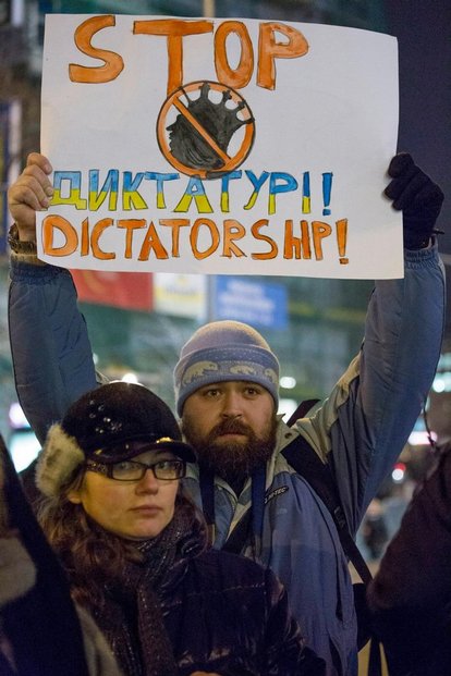 Názory účastníků pražské akce Euromaidan na ukrajinské události a jejich viníka byly zřejmé z jejich transparentů. (autor: Vojtěch Stádník)