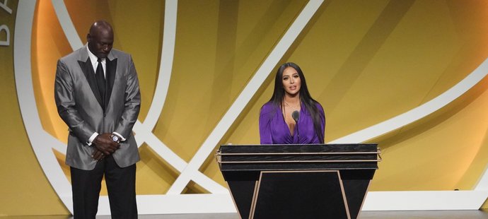 Emotivní řeč při ceremoniálu pronesla Bryantova vdova Vanessa, doprovázel jí legendární Michael Jordan