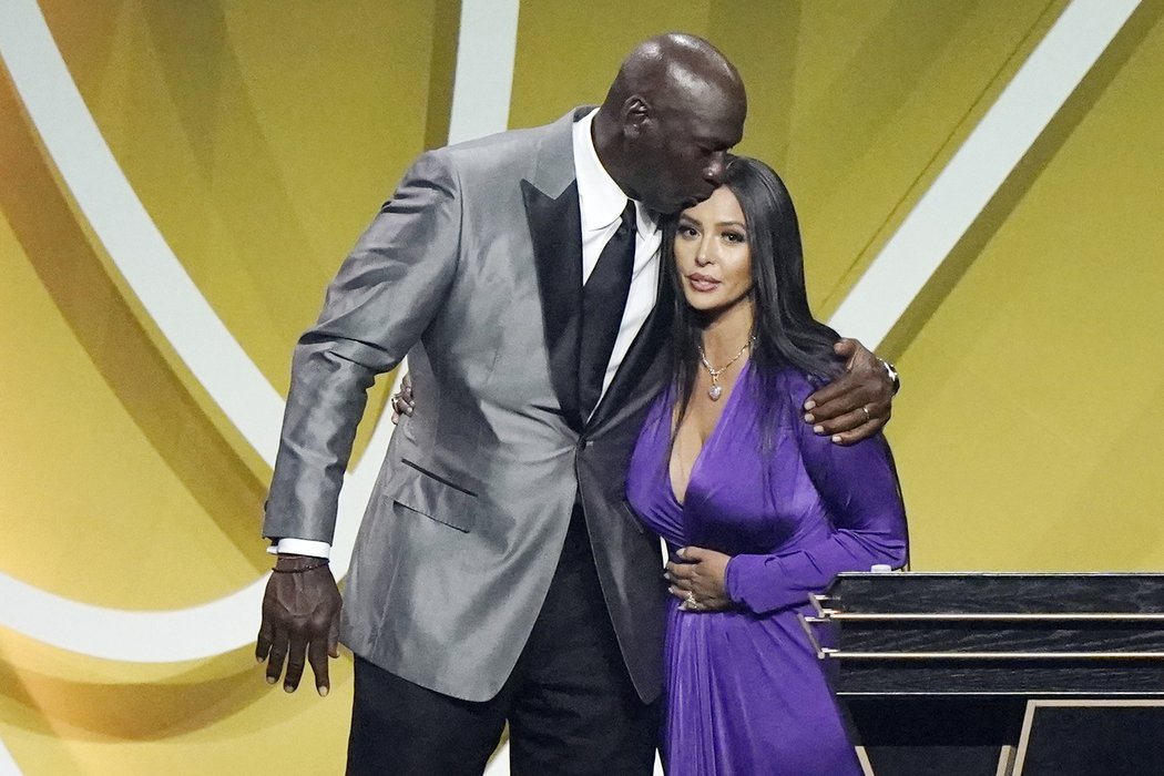 Emotivní řeč při ceremoniálu pronesla Bryantova vdova Vanessa, doprovázel jí legendární Michael Jordan