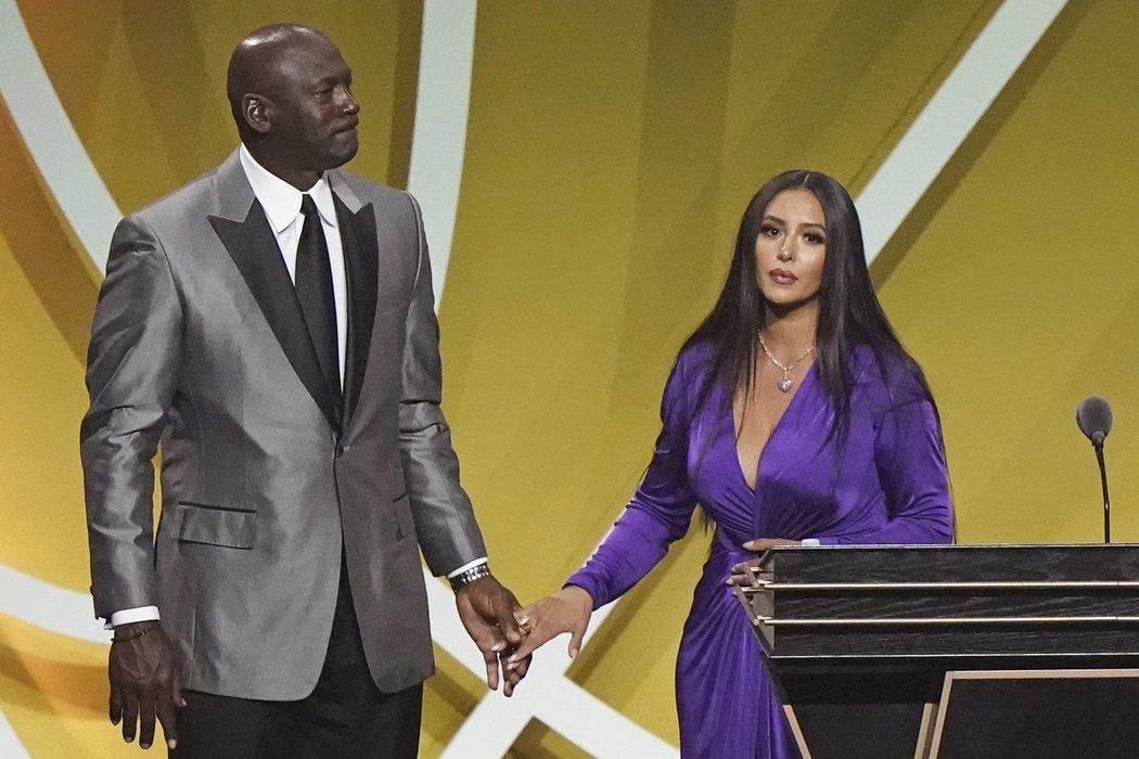 Emotivní řeč při ceremoniálu pronesla Bryantova vdova Vanessa, doprovázel jí legendární Michael Jordan
