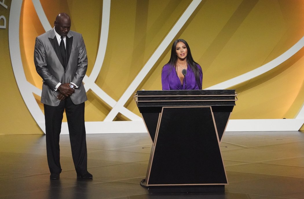 Emotivní řeč při ceremoniálu pronesla Bryantova vdova Vanessa, doprovázel jí legendární Michael Jordan