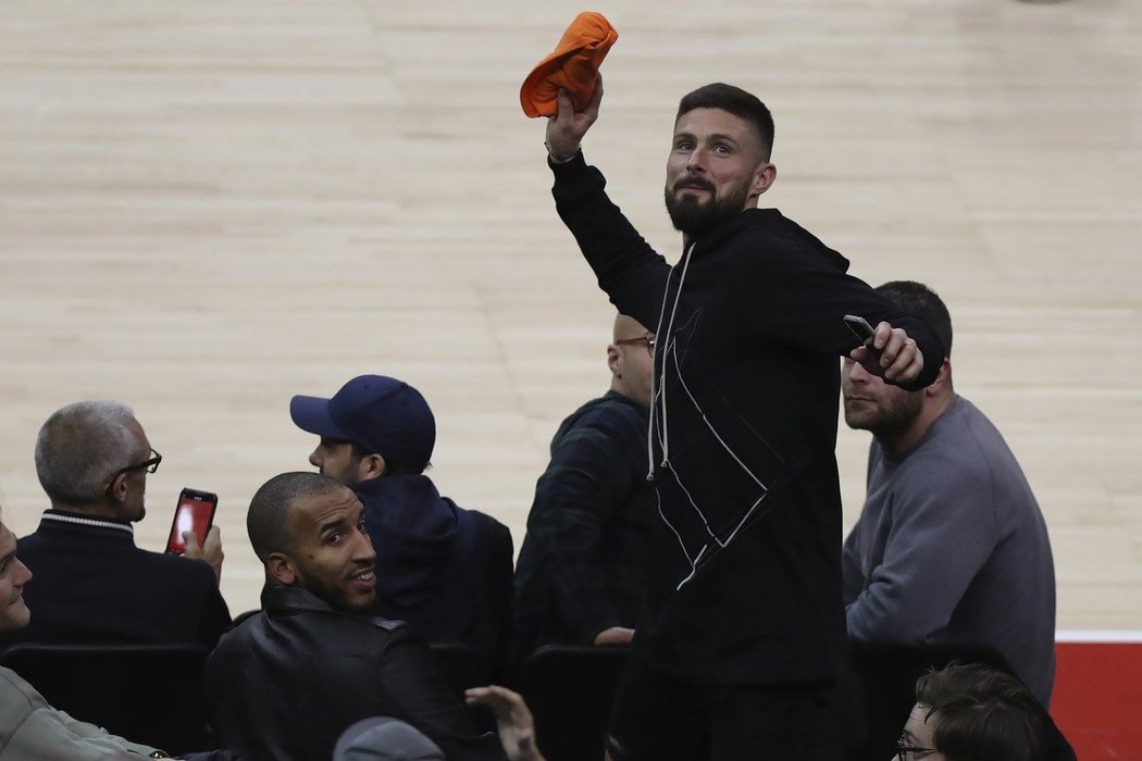 Fotbalista Olivier Giroud zná Londýn jako své boty, a tak není divu, že si NBA v britské metropoli nenechal uniknout. Takhle vděčným fanouškům hodil suvenýr