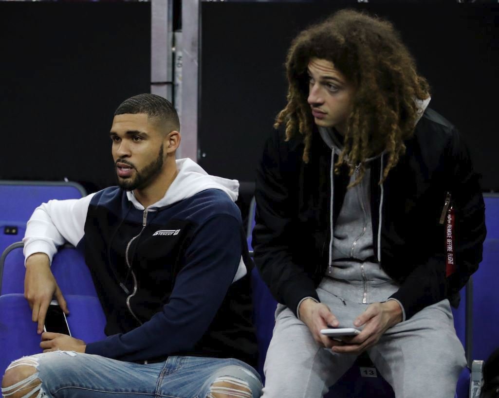 Fotbalisté Chelsea Ruben Loftus-Cheek and Ethan Ampadu sledují zápas NBA v Londýně mezi New York Knicks a Washington Wizards