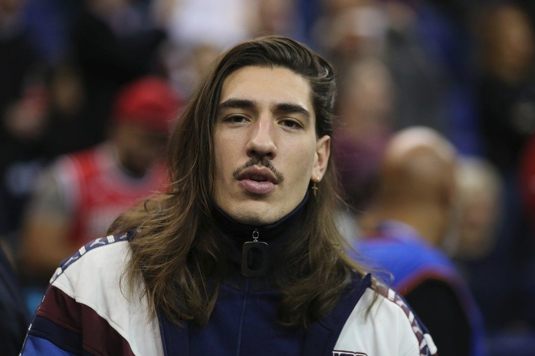 Vždy extravagantní Španěl Hector Bellerin, opora Arsenalu