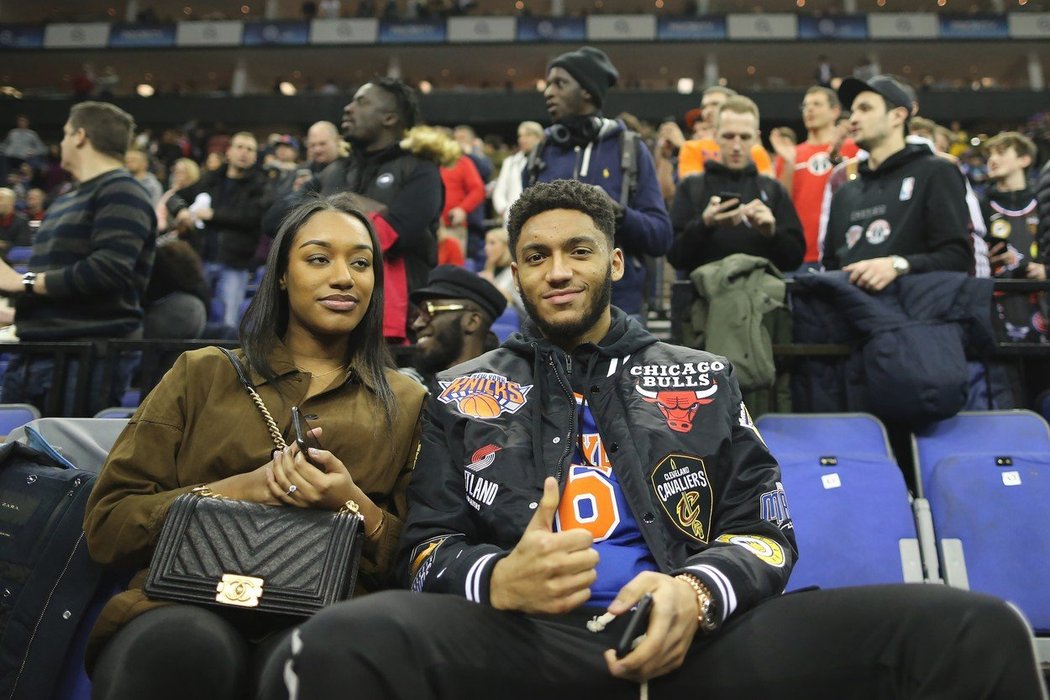 Obránce Liverpoolu Joe Gomez je velkým basketbalovým fanouškem. Na zápas NBA vyrazil i se svojí partnerkou