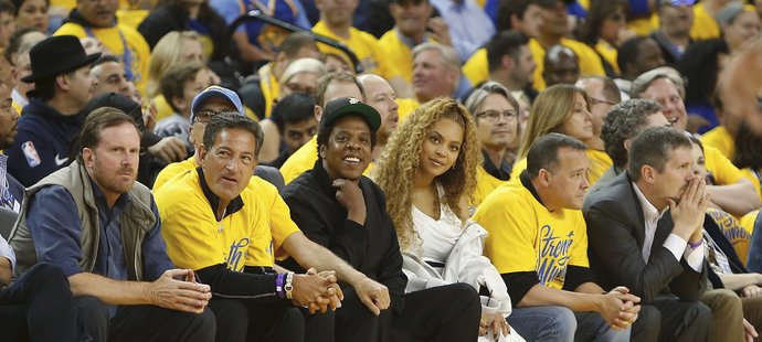Jsou to oni? Rapper Jay Z a jeho žena Beyoncé se kvůli NBA údajně plácli přes kapsu.