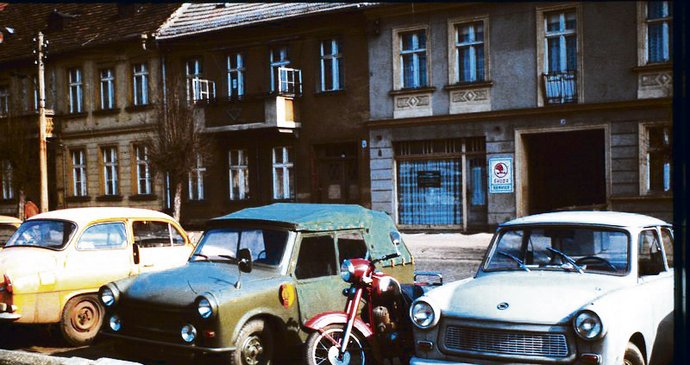 Trabant: Oblíbený dopravní prostředek tehdejší doby. Na snímku je pohled jak na civilní, tak i na vojenský trabant.