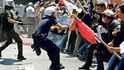 Ne úsporám. Několik tisíc lidí se v Aténách zúčastnilo
protestních demonstrací. Do ulic vyrazili učitelé,
popeláři, důchodci, stavební dělníci i úředníci.
Dvě stovky aktivistů dočasně okupovaly Akropoli