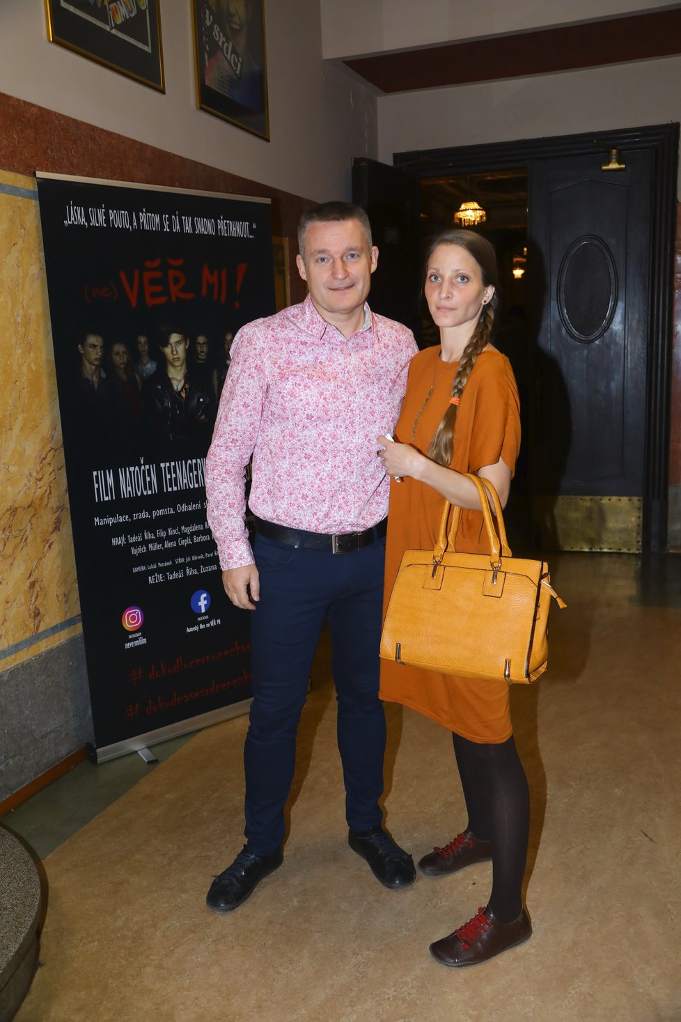 Vladimír Hron s manželkou na premiéře filmu (ne)VĚŘ MI!