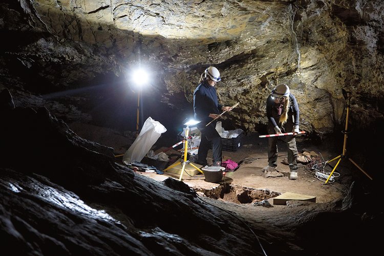 Archeologické vykopávky ve španělské jeskyni Ardales s 66 tisíc let starými malbami neandrtálců 