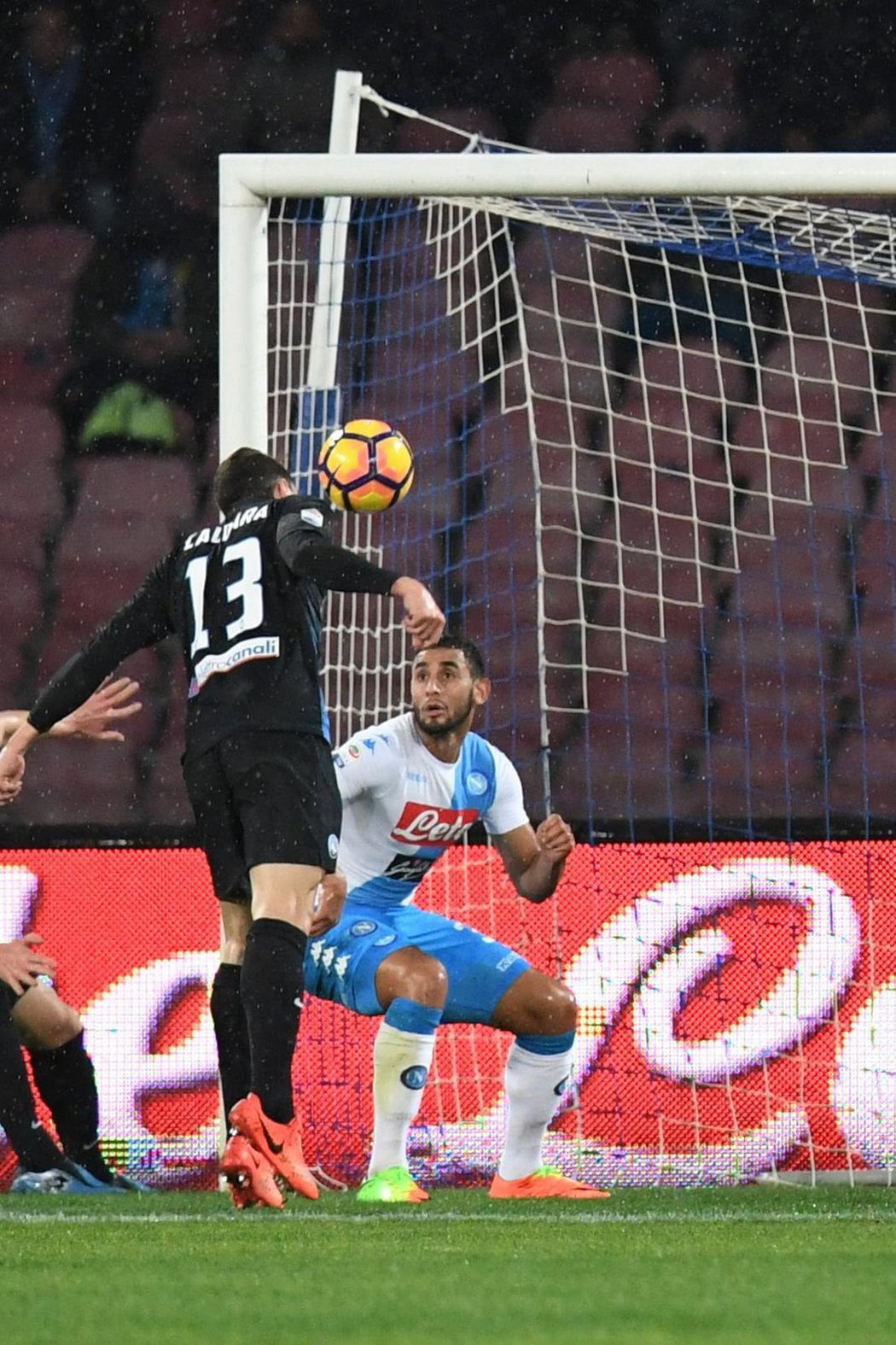 Stoper Bergama Mattia Caldara vstřelil oba góly hostů