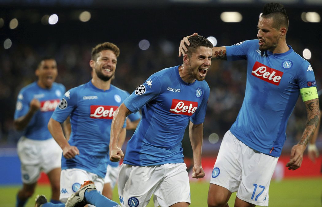 Fotbalisté Neapole oslavují gól do branky Manchesteru City.