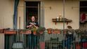 Lidé v Neapoli bojují s koronavirem nákazou optimismu