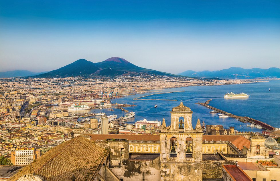 Pohled na Neapol, kterou střeží dechberoucí Vesuv.