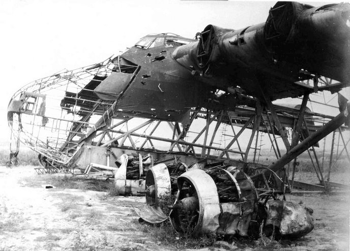 Chrudim nebyla jediným východočeským letištěm, na němž se koncem války vyskytovaly obří šestimotorové Giganty. Další se nacházely ve Skutči, vzdálené jen necelých 20 km jihovýchodně od Chrudimi. Po ústupu německé posádky v květnu 1945 jich tam napočítali jedenáct. Jeden z úplně zničených skutečských Gigantů se svěšenými motory připomíná kostru vyhynulé prehistorické velryby.