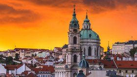 Ohnivý závoj nad Prahou: Lidé se kochali západem slunce jako z plakátu. Co ho způsobilo?