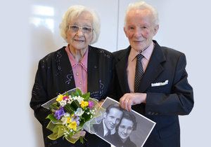 Jarmila (93) a František (97) Galasovi  si řekli »ano« už v roce 1943 v kostele v Čeladné. Nyní spolu oslavili 75 let společného života.