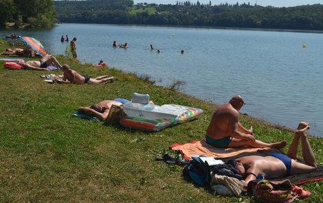 Dospělí i děti do vody Těrlické přehrady i přes nebezpečí nadále vstupují.