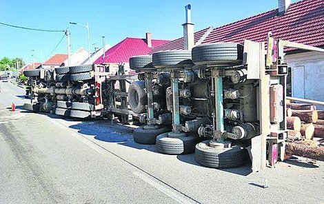 Pod touto hromadou klád v Želetavě zůstala těžce zraněna dvojice seniorů.