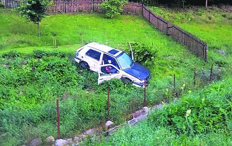 Po jedné z nehod »zaparkovalo« auto Petru Vovsovi přímo na zahradě.