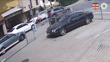Vteřinu od tragédie: Přebíhající dívku málem srazila škodovka! Policisté pátrají po řidiči
