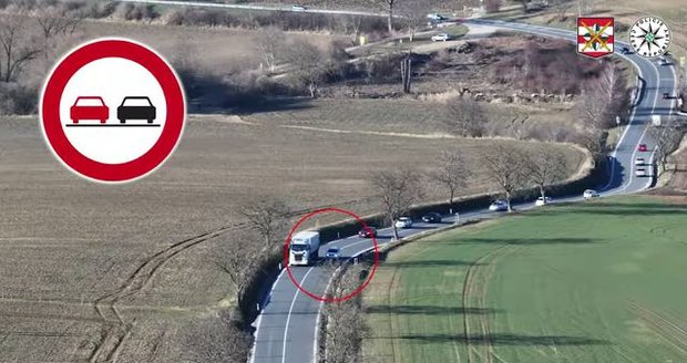 Řidič bílého Nissanu si ze zákazu předjíždění těžkou hlavu nedělal.