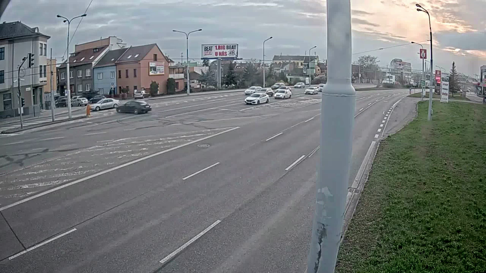 Řidič mercedesu v Brně na Ostravské ulici ohrozil jiné řidiče. Za svůj hazardní manévr, který zachytily kamery, ho čeká správní řízení.