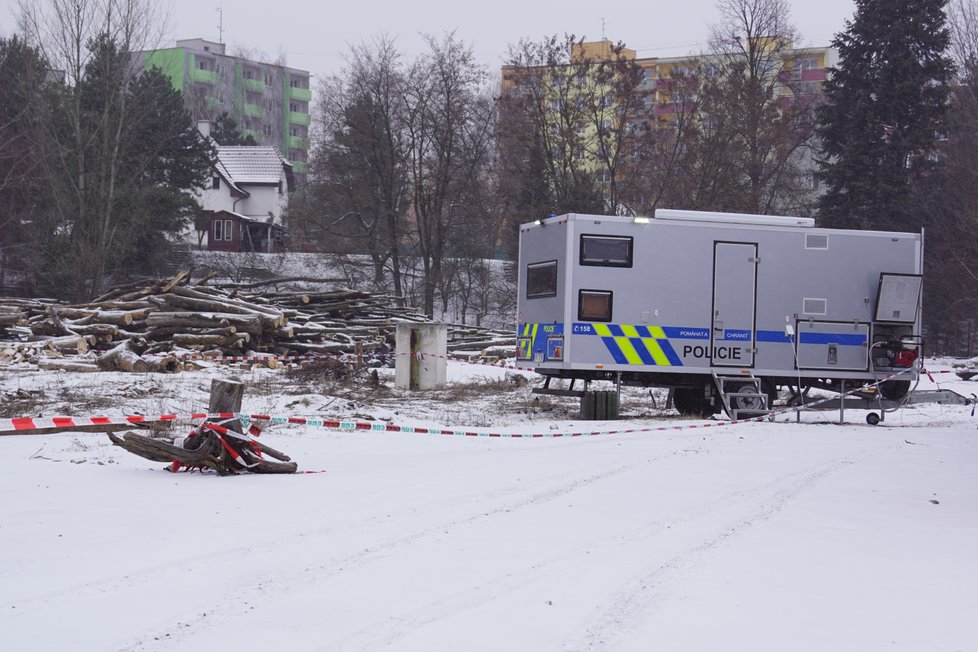 Nebezpečný odpad uskladněný v rozbořené hale ve Starém Městě nepřetržitě hlídají policisté.