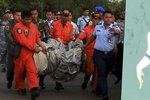 Další mrtvoly obětí z letu AirAsia by mohly vyplavat na plážích v Borneu.