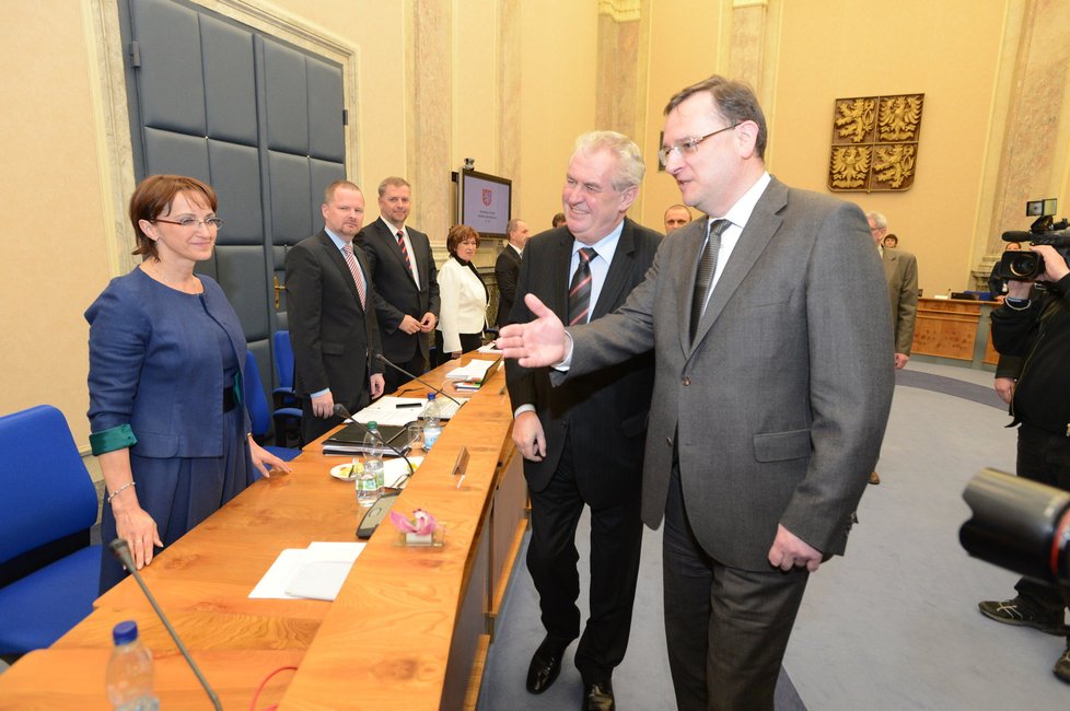 Premiér Petr Nečas představuje prezidentovi Miloši Zemanovi ministryni kultury Alenu Hanákovou.