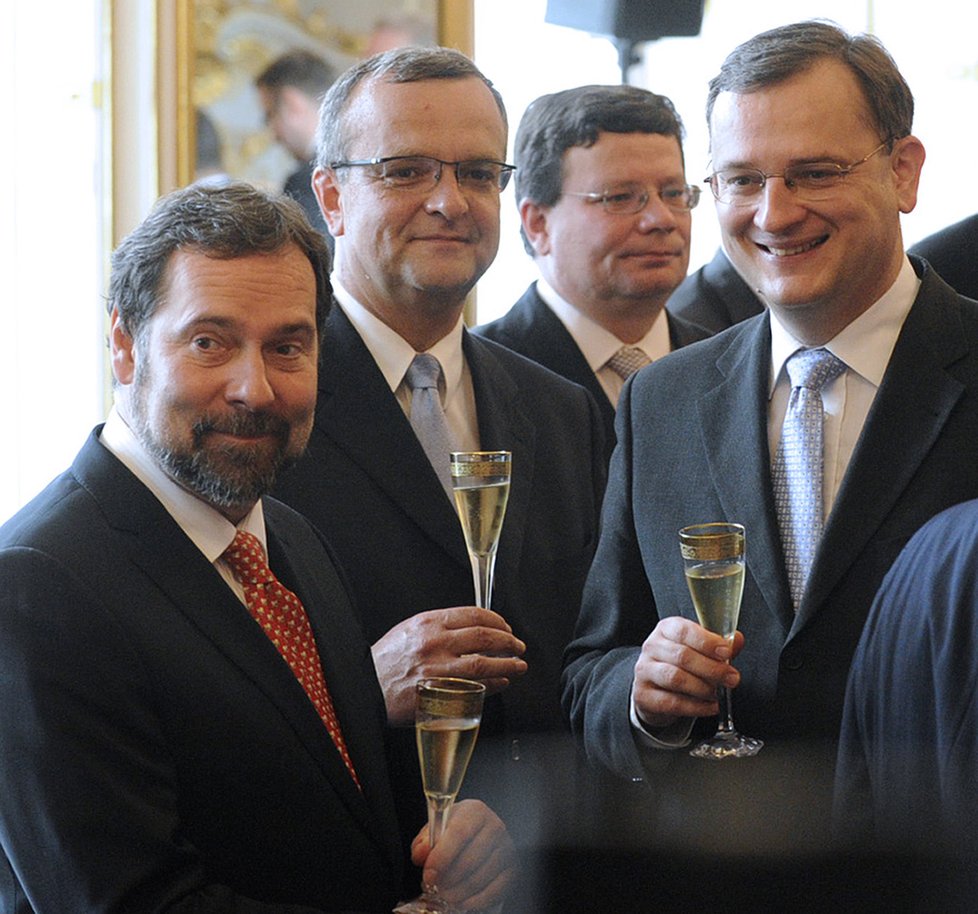 Přípitek po jmenování vlády. V popředí premiér Petr Nečas s ministrem vnitra Johnem a financí Kalouskem. Ministr obrany Vondra v pozadí.