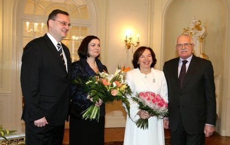 Nečas dal Livii kytici s čajovými růžemi, od prezidenta pak Radka dostala kytici s kalami a anthuriemi.